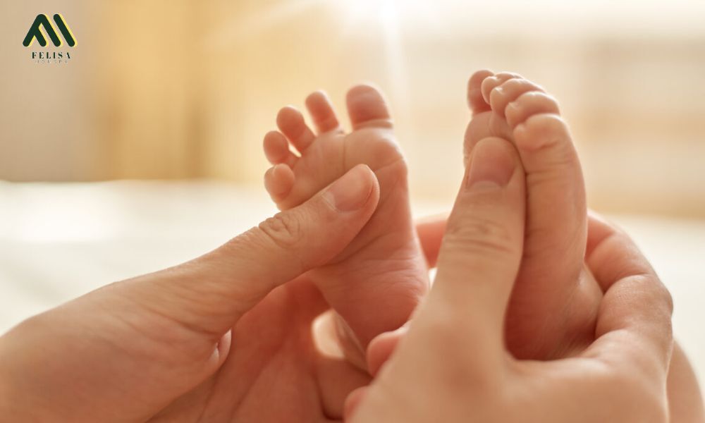Những cách massage chân cho trẻ sơ sinh 