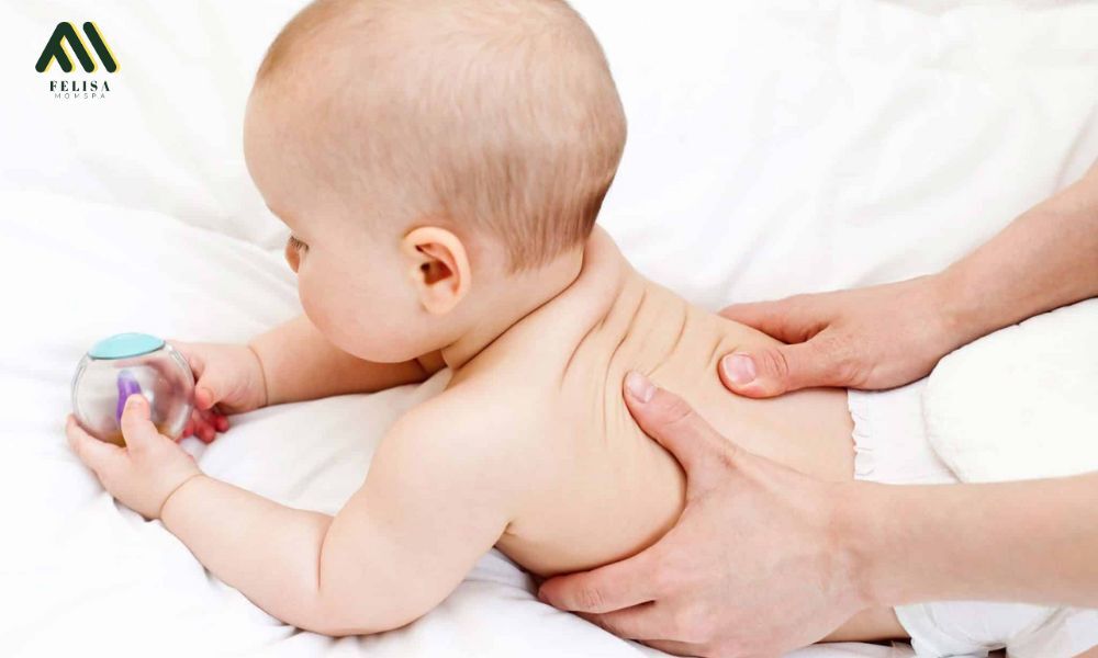 Cách massage lưng cho trẻ sơ sinh