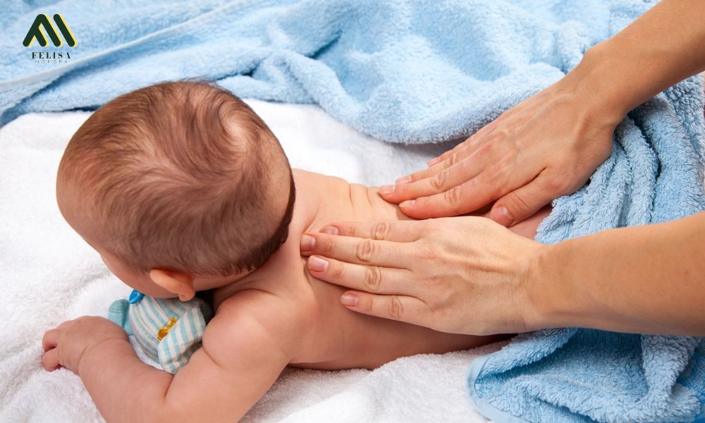 Massage lưng cho trẻ sơ sinh