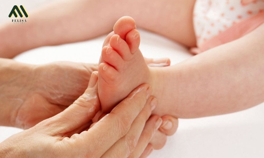 Massage chân cho trẻ sơ sinh