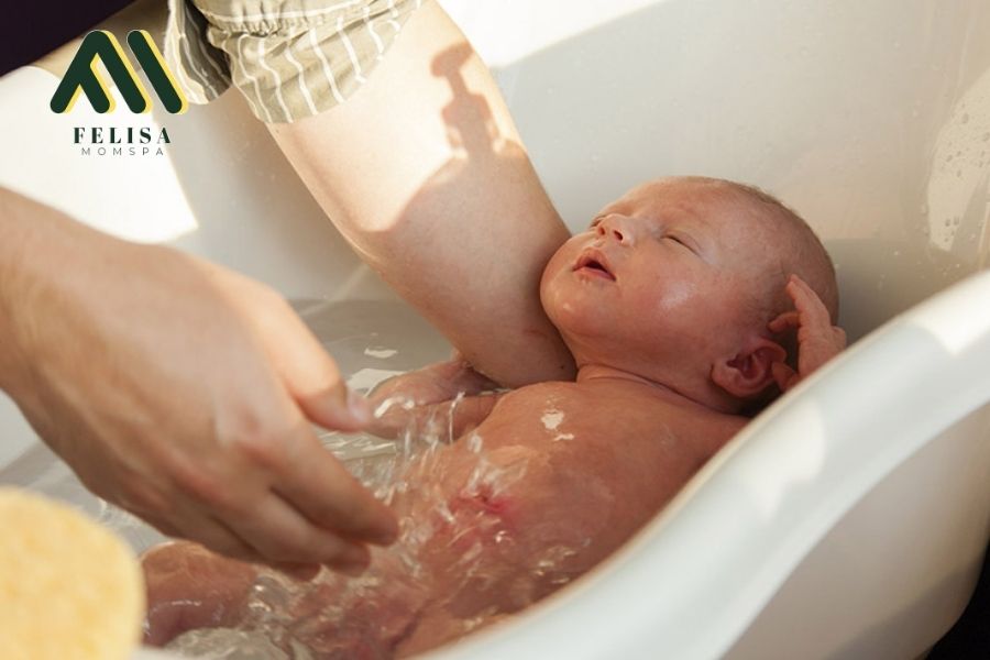 lợi ích cách tắm bé sơ sinh 