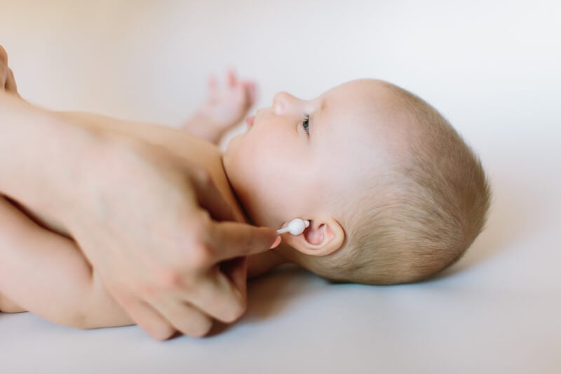 Chăm sóc tai cho trẻ sơ sinh