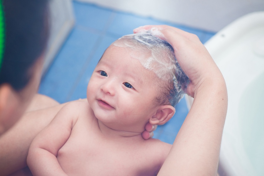 cách chăm trẻ sơ sinh khi tắm